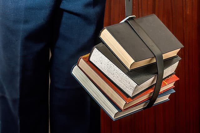 Les meilleures écoles de commerce après le bac : guide complet